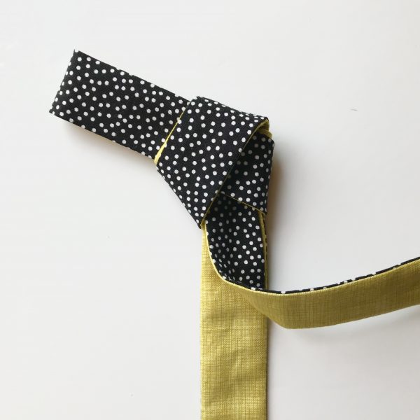 REVERSIBLE SKINNY - Polka dot with yellow sketch print